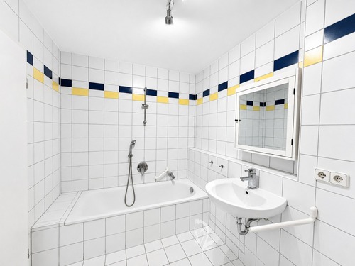 Bad mit Wanne/WC - 