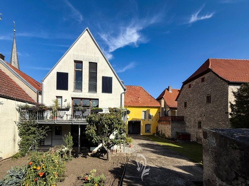 Innenhof mit Neubau - Mehrfamilienhaus, Wohnhaus mit 327,00 m&sup2; in Fahr zum Kaufen
