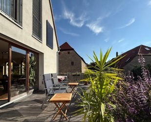 Traumhaftes Ensemble: Energieeffizientes (A) Einfamilienhaus mit Büro, großem Innenhof & Garten - Fahr