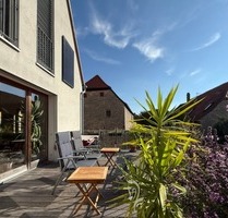 Traumhaftes Ensemble: Energieeffizientes (A) Einfamilienhaus mit Büro, großem Innenhof & Garten - Fahr