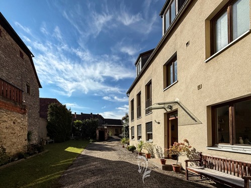 Innenhof - 8 Zimmer Mehrfamilienhaus, Wohnhaus zum Kaufen in Fahr