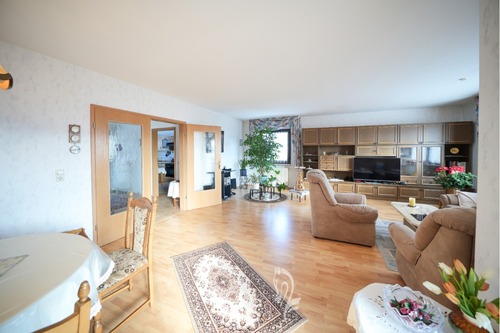 Wohnzimmer mit Zugang zum Balkon - 