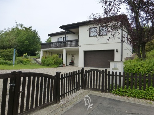 Ansicht von der Sackstraße - Wohnen mit Weitblick – schöner Bungalow mit Untergeschoss in ruhiger Feldrandlage