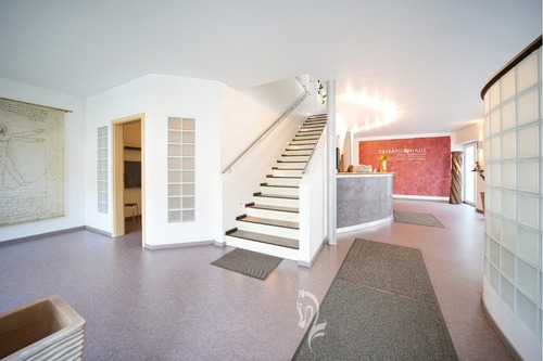 Empfangsbereich - Hochwertige Physiopraxis & vermietete 4-Zimmer-Dachgeschoss-Wohnung