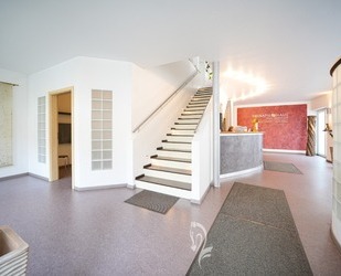 Hochwertige Physiopraxis & vermietete 4-Zimmer-Dachgeschoss-Wohnung - Arnstein