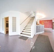 Hochwertige Physiopraxis & vermietete 4-Zimmer-Dachgeschoss-Wohnung - Arnstein