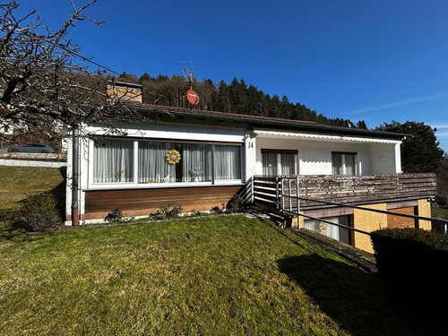 Hausansicht, Süd - Familienfreundliches Haus am Sonnenhang