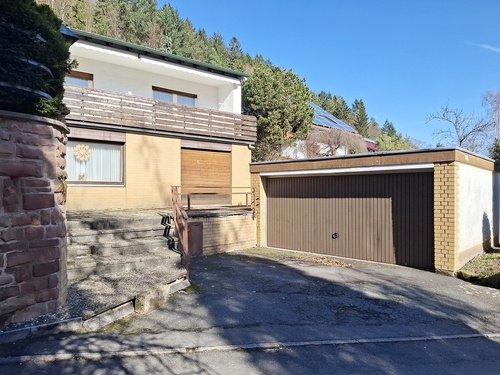 Hausansicht mit Garage - 5 Zimmer Einfamilienhaus zum Kaufen in Wilhelmsfeld