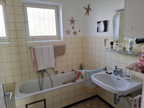 Badezimmer mit Wanne und Dusche - 