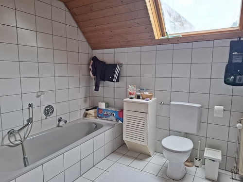 Tgl.-Bad mit Wanne, Dusche - 