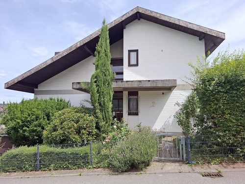 Hausansicht, Eingang - 4.5 Zimmerwohnung in Wilhelmsfeld