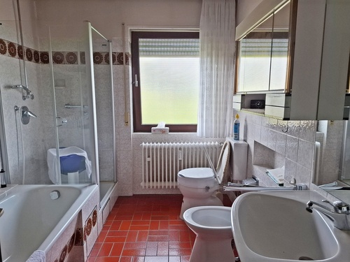 Bad mit Wanne u. Dusche - 