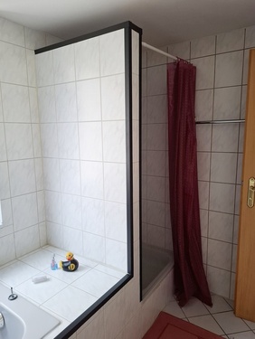 Tgl.-Bad mit Wanne u. Dusche - 