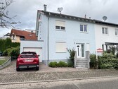 Hausansicht Süd-Ost - Familien aufgepasst! Große Doppelhaushälfte mit Terrasse und Garage in Bretten