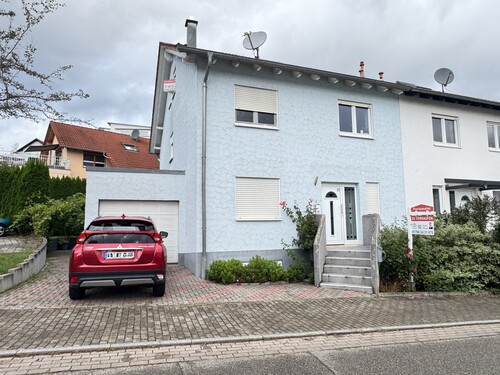 Hausansicht Süd-Ost - Familien aufgepasst! Große Doppelhaushälfte mit Terrasse und Garage in Bretten
