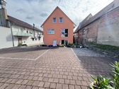 Hausansicht West + Stellplätze - 8 Zimmer Einfamilienhaus zum Kaufen in Sulzfeld