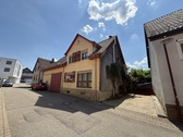 Haus und Hof - 9 Zimmer Einfamilienhaus zum Kaufen in Eisingen
