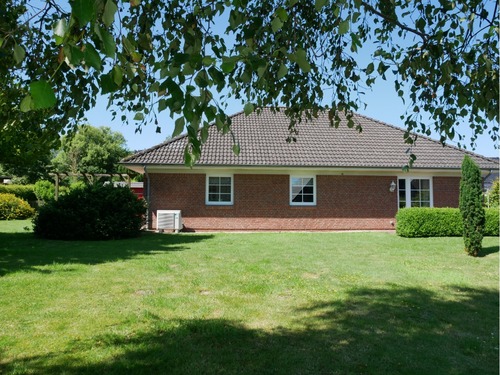 Blick von Straße aufs Haus u. Garten - Im schönen Angeln! Gepflegter Bungalow in ruhiger Lage in 24972 Steinbergkirche zu verkaufen.