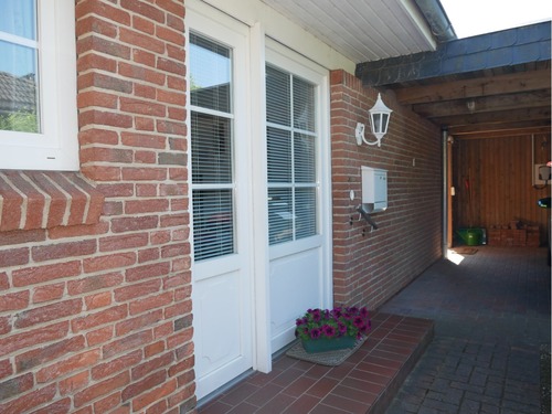 Eingangstür mit Blick aufs Carport - 4 Zimmer Einfamilienhaus in Steinbergkirche