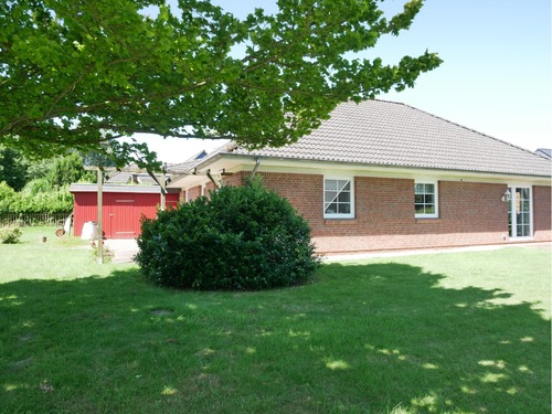 Garten mit Blick aufs Haus und Carport - Einfamilienhaus mit 110,00 m² in Steinbergkirche zum Kaufen