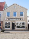 Frontansicht aufs Haus - Wohn- und Geschäftshaus in 25709 Marne zu verkaufen (13.800EUR Nettokalt-Miete)
