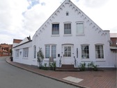 Straßenansicht aufs Haus - 12 Zimmer Mehrfamilienhaus, Wohnhaus zum Kaufen in Garding