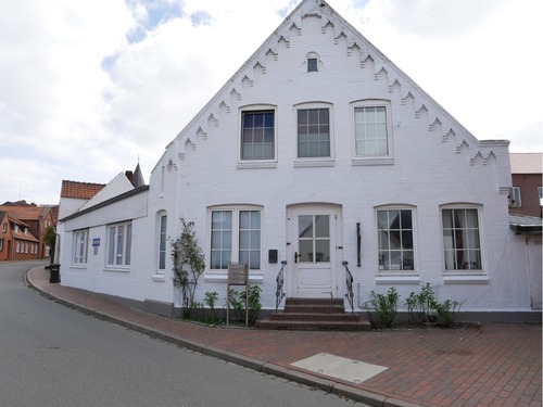 Straßenansicht aufs Haus - 12 Zimmer Mehrfamilienhaus, Wohnhaus zum Kaufen in Garding