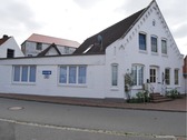Front- uns Seitenansicht aufs Haus - 12 Zimmer Mehrfamilienhaus, Wohnhaus in Garding
