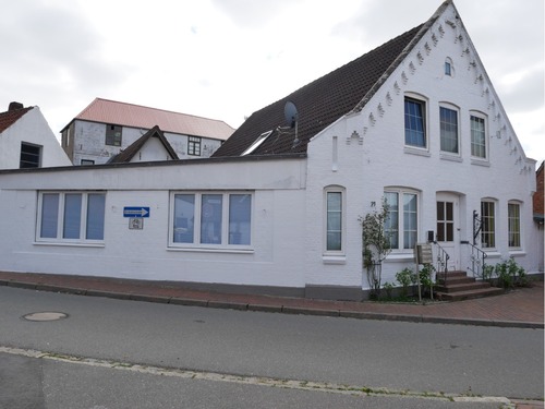 Front- uns Seitenansicht aufs Haus - 12 Zimmer Mehrfamilienhaus, Wohnhaus in Garding