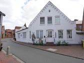 Frontansicht aufs Haus - Charmantes Stadthaus mit 2 Einliegerwohnungen in 25836 Garding zu verkaufen.