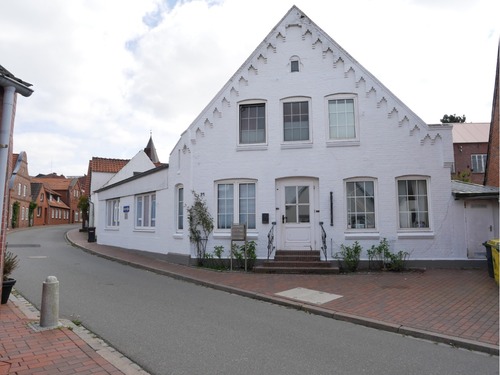 Frontansicht aufs Haus - Charmantes Stadthaus mit 2 Einliegerwohnungen in 25836 Garding zu verkaufen.