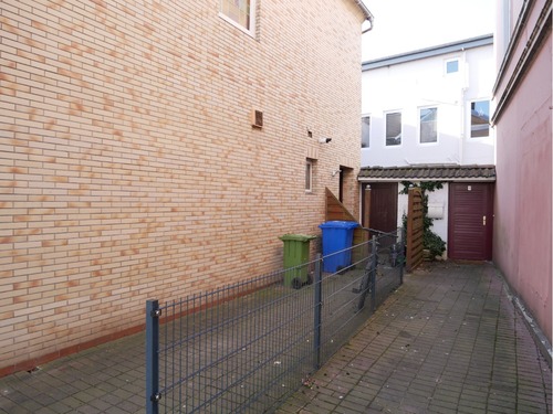 Zugang zum Innenhof - 7 Zimmer Mehrfamilienhaus, Wohnhaus zum Kaufen in Marne