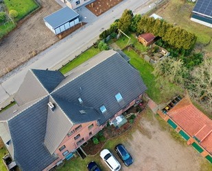 Gepflegtes Mehrfamilienhaus mit 6 Wohneinheiten in 25767 Bunsoh zu verkaufen (bis zu 57.000EUR Miete)