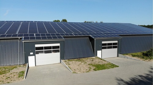 Hallentor mit elektronischer Zugangstür (24/7) - 655 m² große Halle in zentraler Lage in 24837 Schleswig zu vermieten.