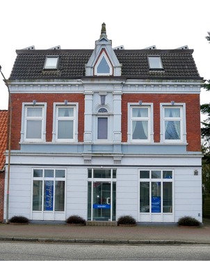 Straßenansicht auf das Haus - Historisches, gepflegtes Wohn- und Geschäftshaus über drei Etagen in 25709 Marne zu verkaufen.