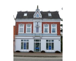 Historisches, gepflegtes Wohn- und Geschäftshaus über drei Etagen in 25709 Marne zu verkaufen.