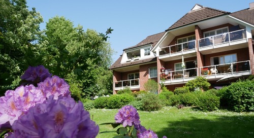 Rückansicht aufs Haus - Wunderschöne Terrassenwohnung in ruhiger und beliebter Wohnlage von Eutin zu verkaufen
