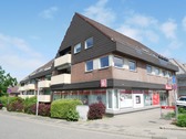 Seitenansicht aufs Haus - Geräumige, helle 3-Zimmer Dachgeschoßwohnung mit Balkon in 24837 Schleswig zu verkaufen.