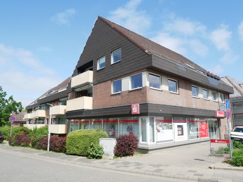Seitenansicht aufs Haus - Geräumige, helle 3-Zimmer Dachgeschoßwohnung mit Balkon in 24837 Schleswig zu verkaufen.