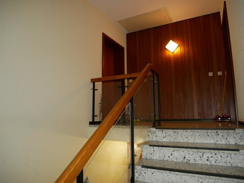 Treppenhaus, Blick auf Wohnungseingang - 