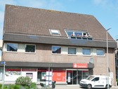 Frontansicht aufs Haus/DG-Wohnung - 3 Zimmer Dachgeschoßwohnung in Schleswig