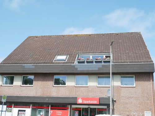 Frontansicht aufs Haus/DG-Wohnung - Geräumige, helle 3-Zimmer Dachgeschoßwohnung mit Balkon in 24837 Schleswig zu verkaufen.