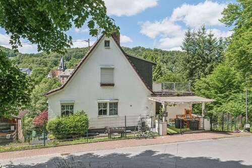 Haus - Mehrfamilienhaus, Wohnhaus mit 243,00 m&sup2; in Weilrod zum Kaufen