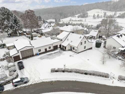 Außenansicht - Platz ohne Grenzen: Zweifamilienhaus mit Halle für Familie & Anleger