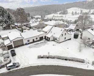 Platz ohne Grenzen: Zweifamilienhaus mit Halle für Familie & Anleger - Weinbach