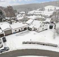 Platz ohne Grenzen: Zweifamilienhaus mit Halle für Familie & Anleger - Weinbach