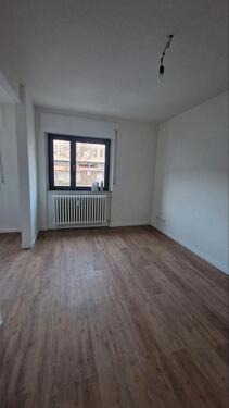 Foto - Modern und hell: Renovierte 2-Zimmer-Wohnung mit Tageslichbad
