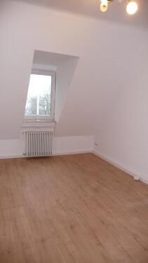 Foto - 3,5 Zimmer ab sofort Altbau, Dachgeschoß, nur telef. Anfragen