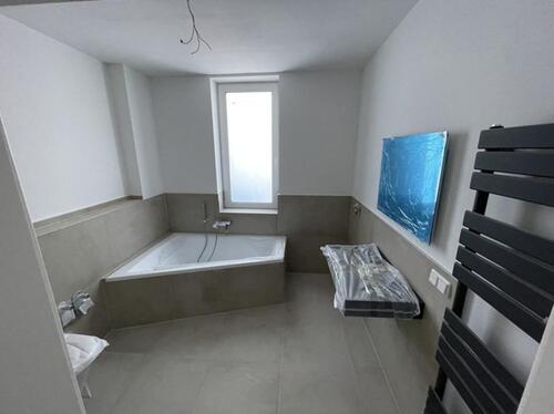 Foto - 2 Zimmer Wohnung *Luxuriöse Sanierung Küche, Fußbodenheizung, Regendusche &Badewanne, Kamera, Smarthome