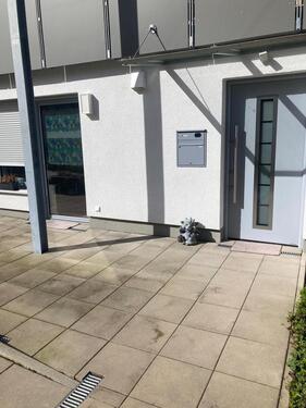 Foto - Parkpkatz mit Wallbox und barrierearmer Erdgeschosswohnung